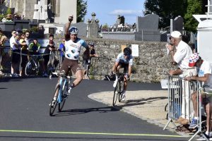 Victoire de Maxime Roger (Chambéry Cyclisme Formation) devant Samuel Plouhinec (Team Peltrax) au GP Elite de St-Sauveur de Peyre